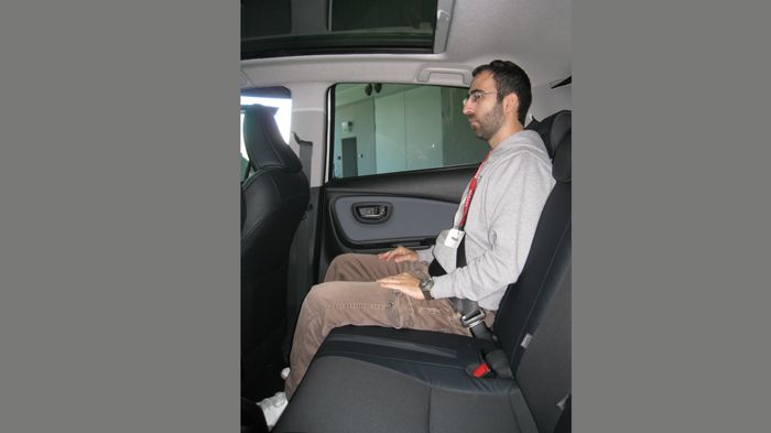 Οι χώροι στο εσωτερικό του ανανεωμένου Toyota Yaris έμειναν ως είχαν, οπότε το ιαπωνικό μοντέλο παραμένει ένα από τα πιο ευρύχωρα μικρά.